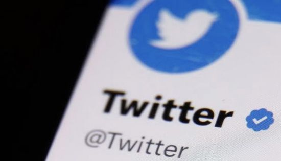 "تويتر" يعيد علامات التوثيق لبعض الحسابات الرسمية