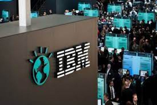 "آي بي إم" تحقق أرباحًا أعلى من المتوقع وإيرادات أقل