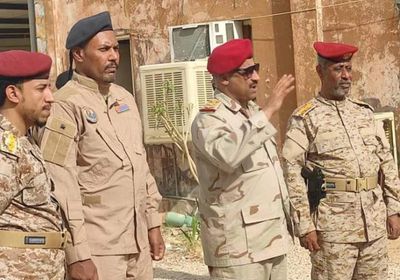 قائد المنطقة العسكرية الثانية يزور معسكر القيعان ويهنئ الأفراد بالعيد