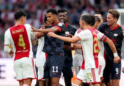 إيقاف مباراة أيندهوفن وأياكس بسبب إلقاء كوب بلاستيكي