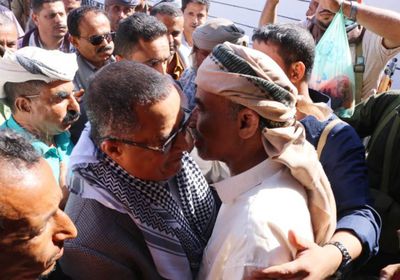 الرئيس الزُبيدي يحمل وفدا تهانيه للواء الصبيحي بإطلاق سراحه