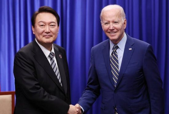 بايدن يستقبل نظيره الكوري الجنوبي بواشنطن