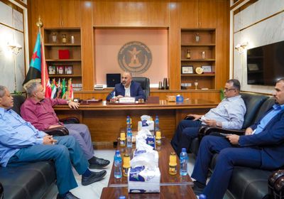 الرئيس الزُبيدي: تحسن الطرق والإنارة وتنظيم المواقف في عدن