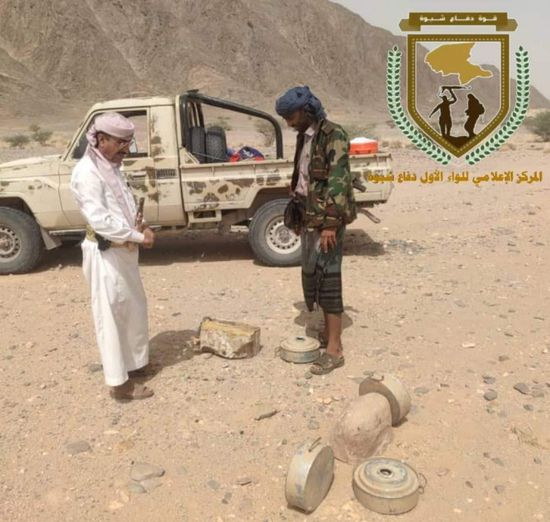 نزع عبوات ناسفة من الطريق العام بين عتق ونصاب