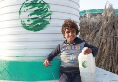 مركز الملك سلمان يواصل توفير المياه للنازحين في الحديدة