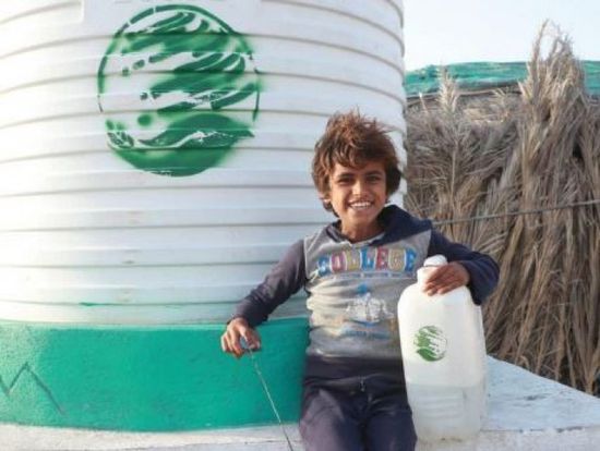 مركز الملك سلمان يواصل توفير المياه للنازحين في الحديدة