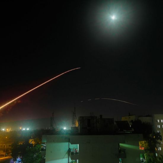 الدفاعات السورية تتصدى لهجوم معادٍ بسماء حمص
