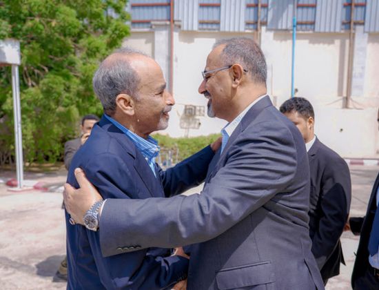 الرئيس الزُبيدي يرحب باللواء الصبيحي في عدن ويثني على صموده