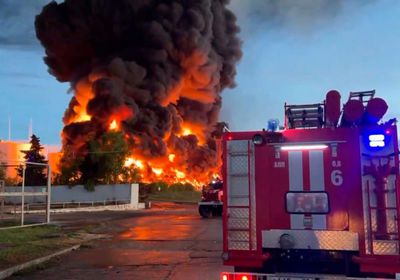 إخماد حريق في مستودع وقود بالقرم