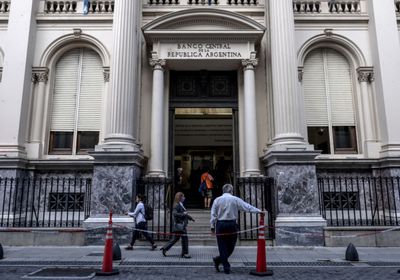 الأرجنتين ترفع الفائدة إلى 91% لاحتواء التضخم ودعم البيزو