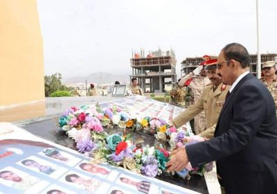محافظ حضرموت يضع إكليلا من الزهور على النصب التذكاري بالمكلا