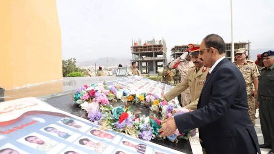 محافظ حضرموت يضع إكليلا من الزهور على النصب التذكاري بالمكلا