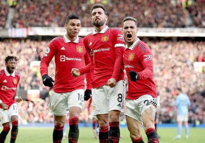 اليونايتد يهزم فيلا ويقترب من ضمان التأهل لدوري الأبطال