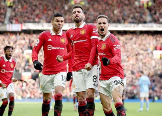 اليونايتد يهزم فيلا ويقترب من ضمان التأهل لدوري الأبطال