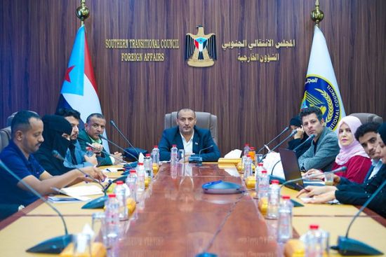 خارجية الانتقالي تندد بالتصعيد الحوثي وترفض الصمت الدولي