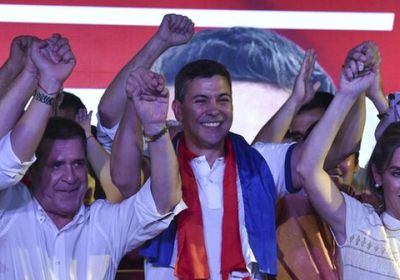 سانتياغو بينيا يفوز برئاسة باراغواي