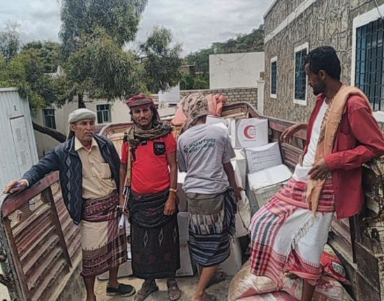 انتقالي سباح يافع يوزع مساعدات غذائية على المستحقين