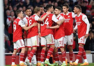 آرسنال يستعيد صدارة الدوري الإنجليزي بثلاثية في تشيلسي