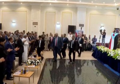 شاهد.. وصول الرئيس الزُبيدي إلى قاعة انعقاد اللقاء التشاوري