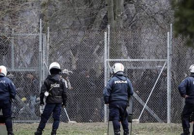 توقيف 39 مهاجرًا على الحدود مع تركيا