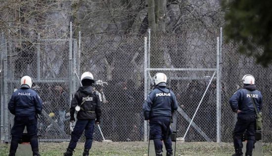 توقيف 39 مهاجرًا على الحدود مع تركيا