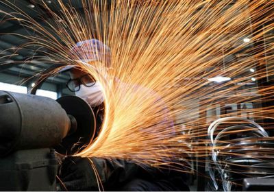 قطاع الصناعة الأمريكي يواصل التباطؤ رغم تحسن نسبي