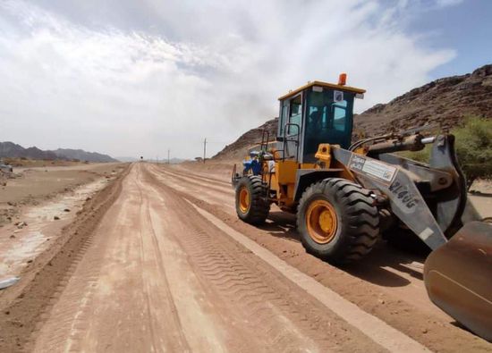 بدء أعمال صيانة على طريق عتق بيحان