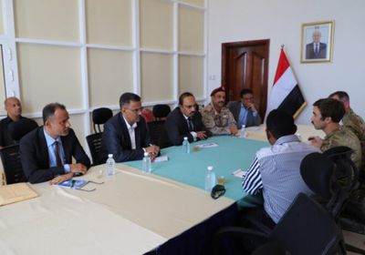 محافظ حضرموت يستعرض جهود تعزيز الأمن بالمحافظة