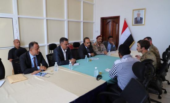محافظ حضرموت يستعرض جهود تعزيز الأمن بالمحافظة