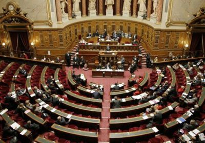 النواب الفرنسيون يتبنون قانون إلزامي برفع العلم الأوروبي