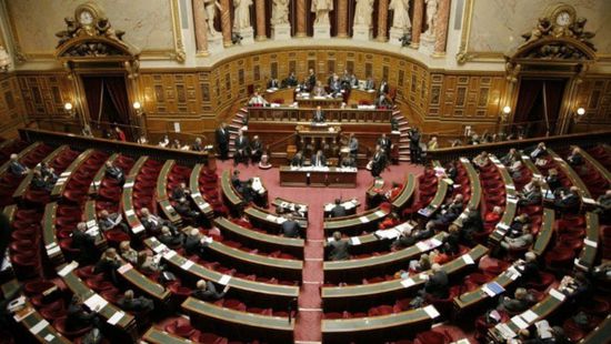 النواب الفرنسيون يتبنون قانون إلزامي برفع العلم الأوروبي