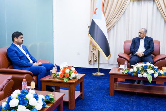 الرئيس الزُبيدي يوجه بسرعة تفريغ شحنات الوقود لاستقرار الأسواق