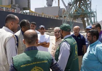 السعودية تسلّم 24 ألف طن قمح للأغذية العالمي بعدن