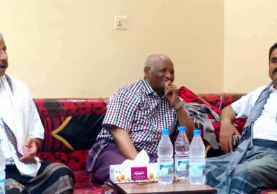 خلال زيارته بمنزله.. الجبواني يطمئن على البطل المحرر فيصل رجب