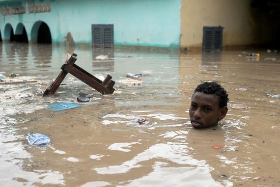 الفيضانات تطرد 200 ألف شخص من منازلهم بالصومال