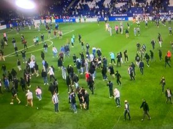 جماهير إسبانيول تقتحم ملعب المباراة وهروب لاعبي برشلونة