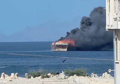 السيطرة على حريق اندلع بقارب في بحر المكلا