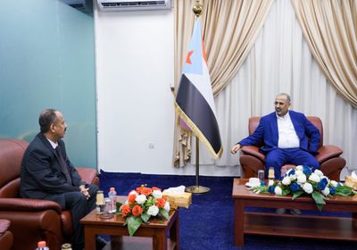 رئيس الانتقالي يطّلع على سير رحلات إجلاء العالقين من السودان