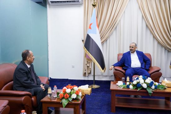 رئيس الانتقالي يطّلع على سير رحلات إجلاء العالقين من السودان