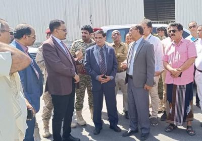 اللواء البحسني يتابع التحقيقات بحادث احتراق قارب بميناء المكلا