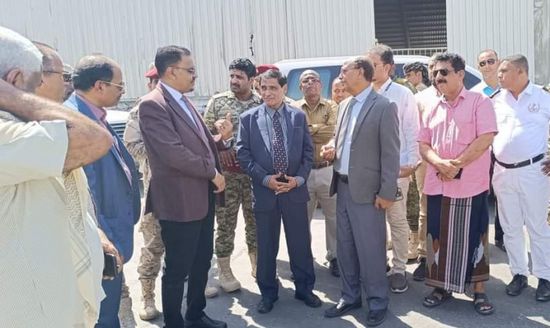 اللواء البحسني يتابع التحقيقات بحادث احتراق قارب بميناء المكلا