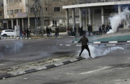 إصابة عشرات الفلسطينيين في اقتحام الاحتلال لنابلس