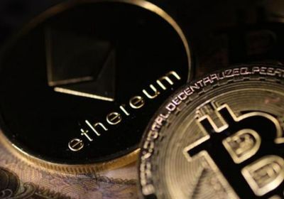 البيتكوين تهبط وسوق العملات الرقمية يرتفع هامشيا