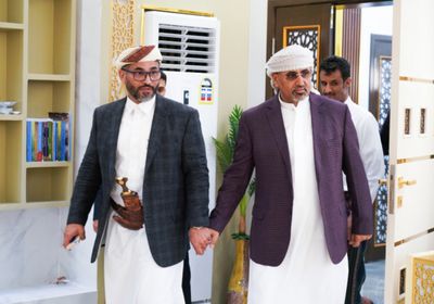 سلطان يافع يهنئ الرئيس الزُبيدي بنجاح اللقاء التشاوري الجنوبي