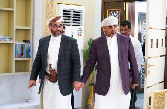 سلطان يافع يهنئ الرئيس الزُبيدي بنجاح اللقاء التشاوري الجنوبي