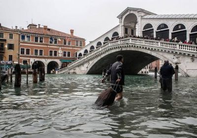 السلطات تخلي المزيد من القرى في إيطاليا