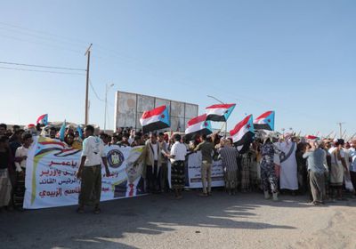 يتقدمهم قيادات.. احتشاد آلاف المواطنين في المكلا لاستقبال الرئيس الزُبيدي