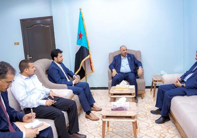 رئيس الانتقالي يطمئن على الواقع المعيشي بحضرموت ويثمن دور "النخبة"