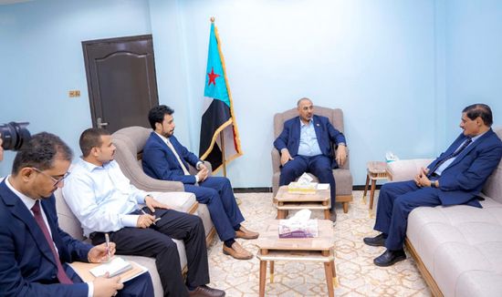 رئيس الانتقالي يطمئن على الواقع المعيشي بحضرموت ويثمن دور "النخبة"