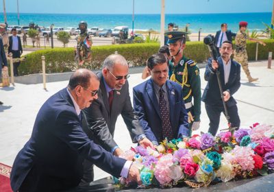 الرئيس الزُبيدي يضع إكليل ورود على ضريح الجندي المجهول بالمكلا